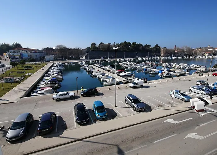 立波提卡豪华公寓 4* 扎达尔